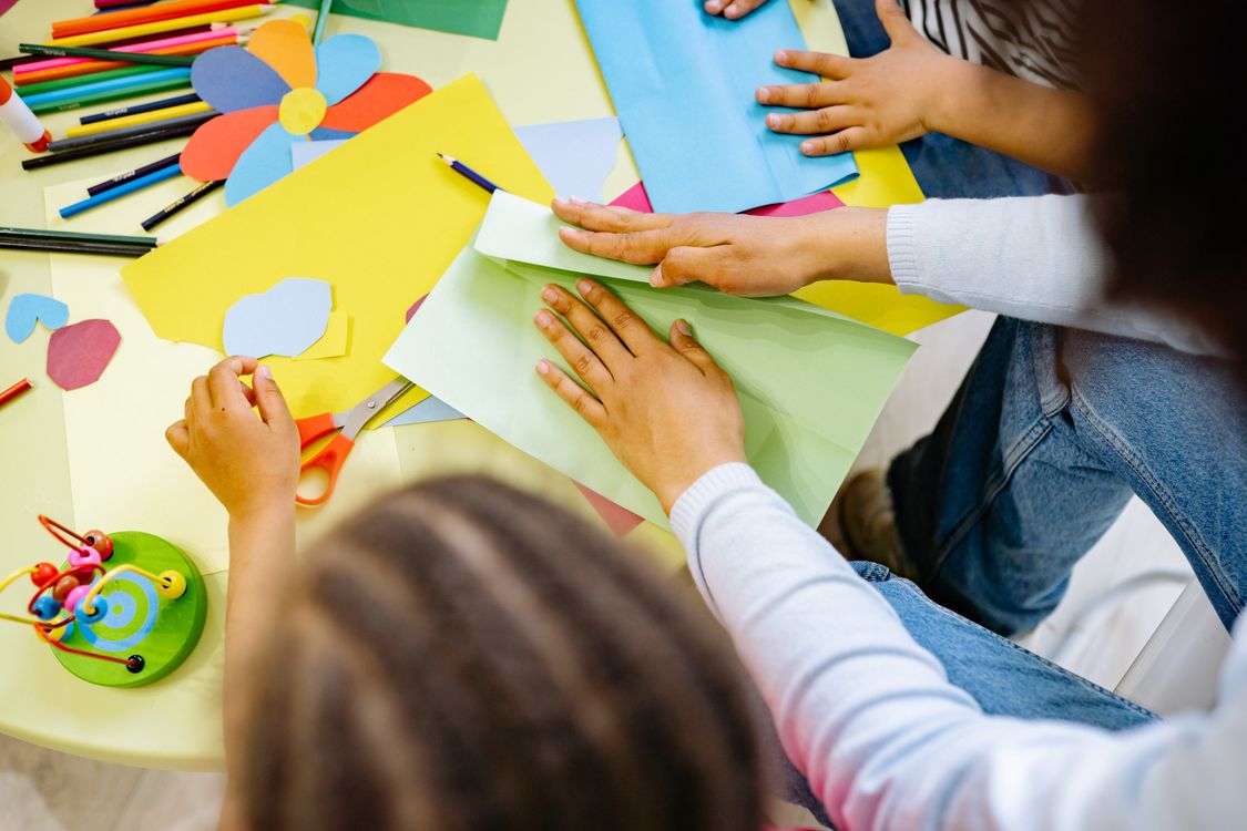 Kinder gestalten eigene Werke aus farbigem Papier