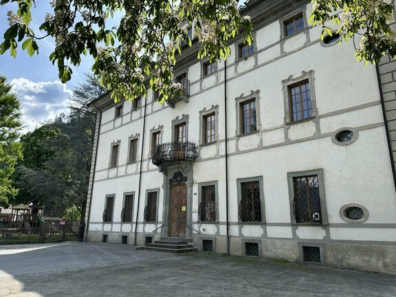 Schulgebäude des Wüssenswerks in Sils im Domleschg